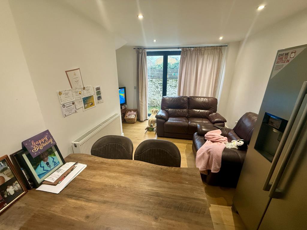 Lot: 47 - WELL PRESENTED THREE-BEDROOM HOUSE FOR INVESTMENT - Living room